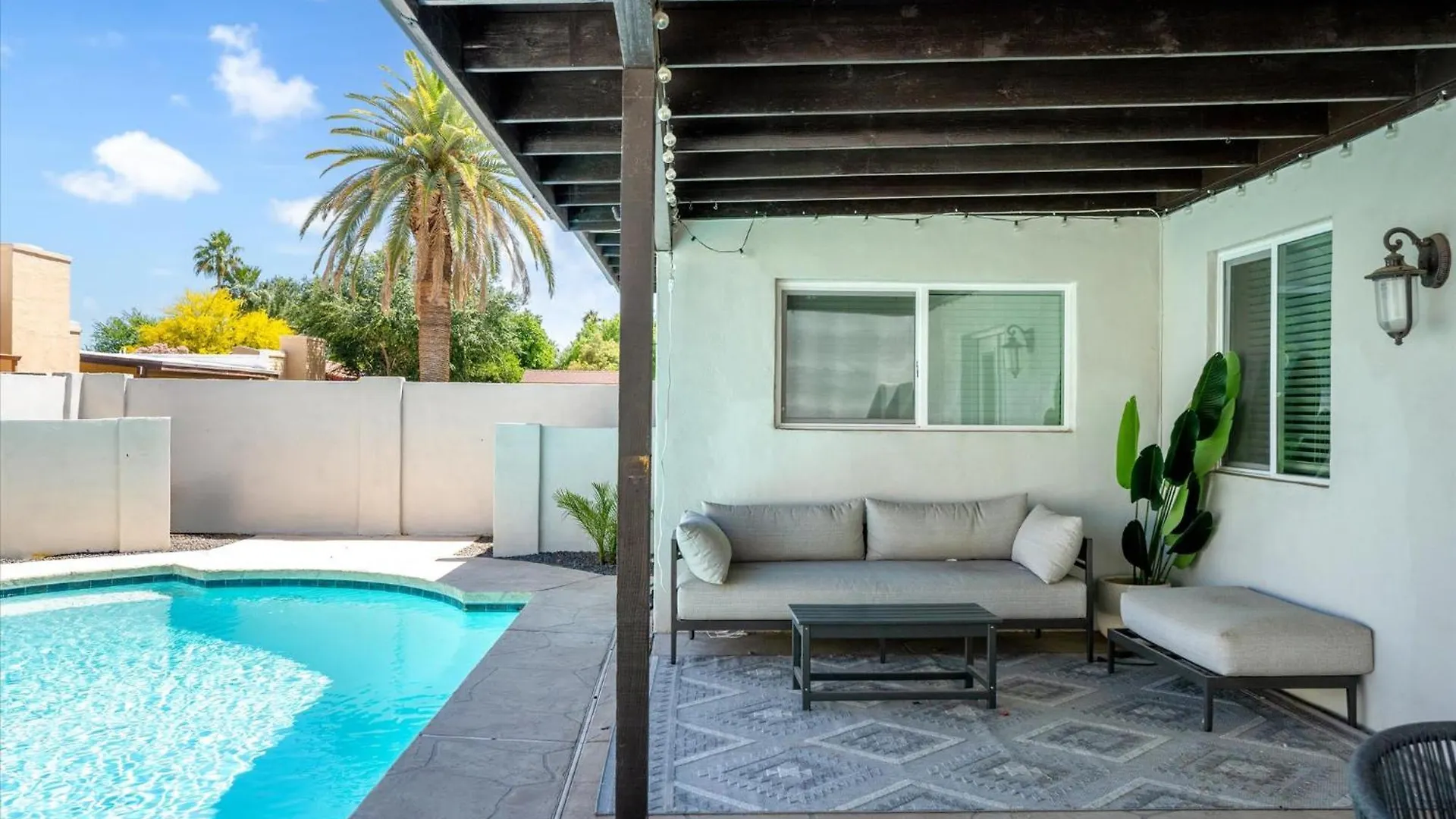 Modern Comfort Pool Bbq Prime Location location